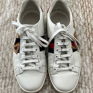 💯 authentic Gucci ace 37.5 - worn but there’s still a lot of life to it.